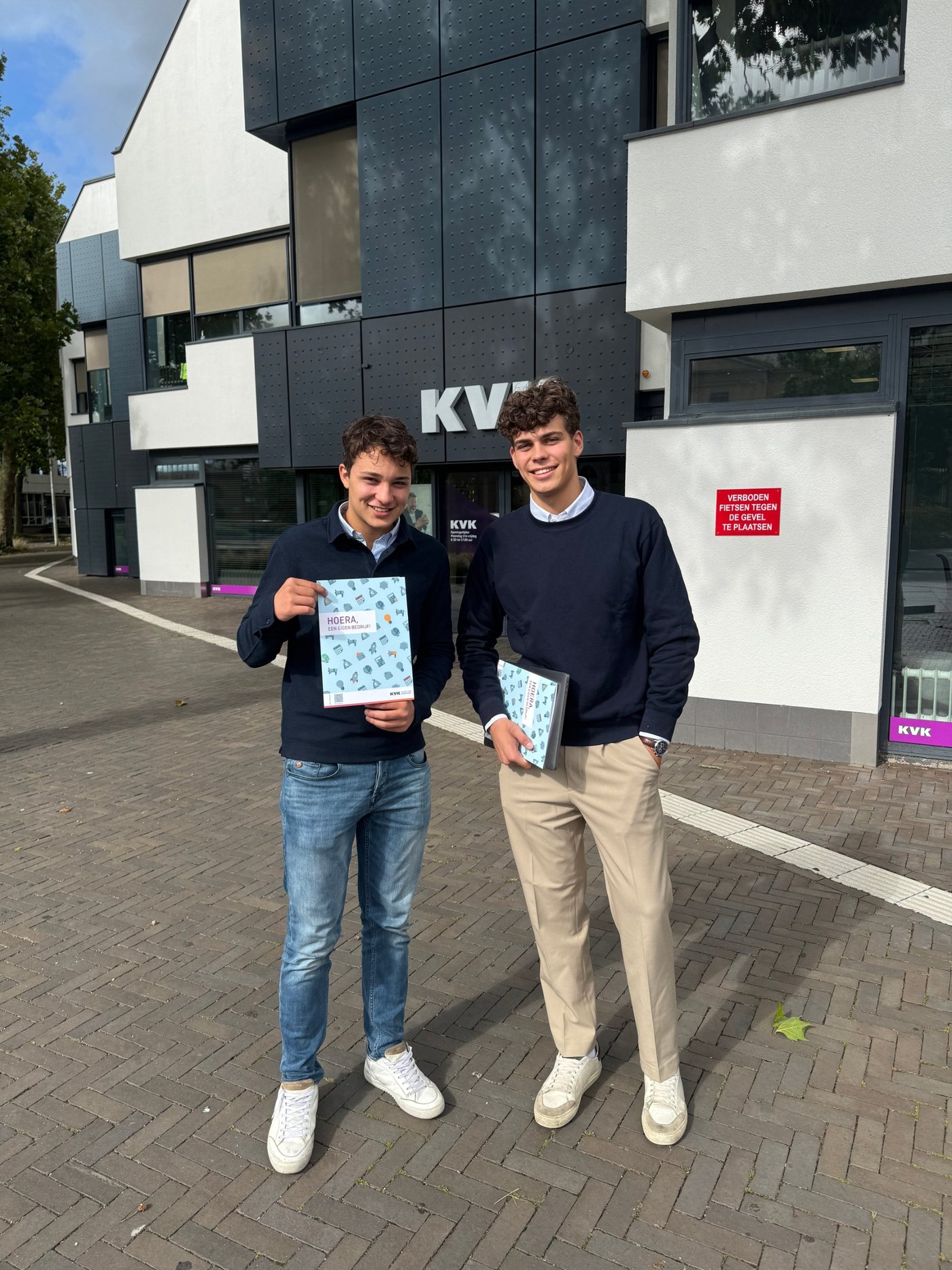 Ehab de With en Yannick Methorst bij de KVK
